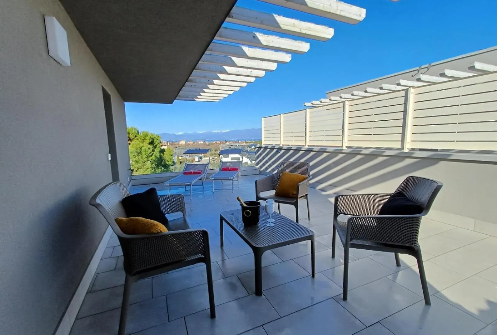 Επικοινωνία με το The Lake Queen - Big Terrace And Pool